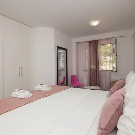 Apartment Cozy In With Jacuzzi
