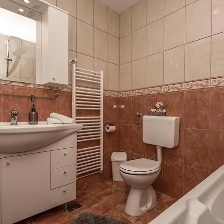Cozy In With Jacuzzi Apartment Makarska