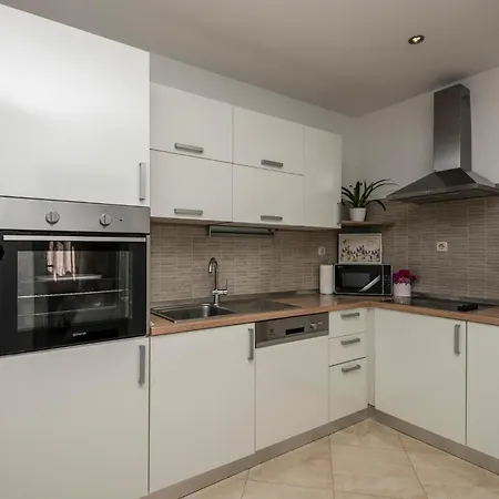 Beautiful In With 3 Bedrooms&wifi Appartement *